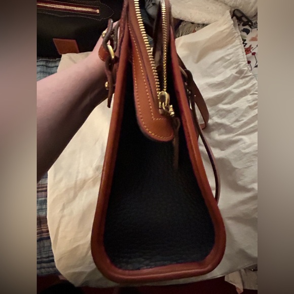 Authentic Dooney & Bourke shoulder bag in gorgeous condition. Beautiful! - Picture 5 of 8